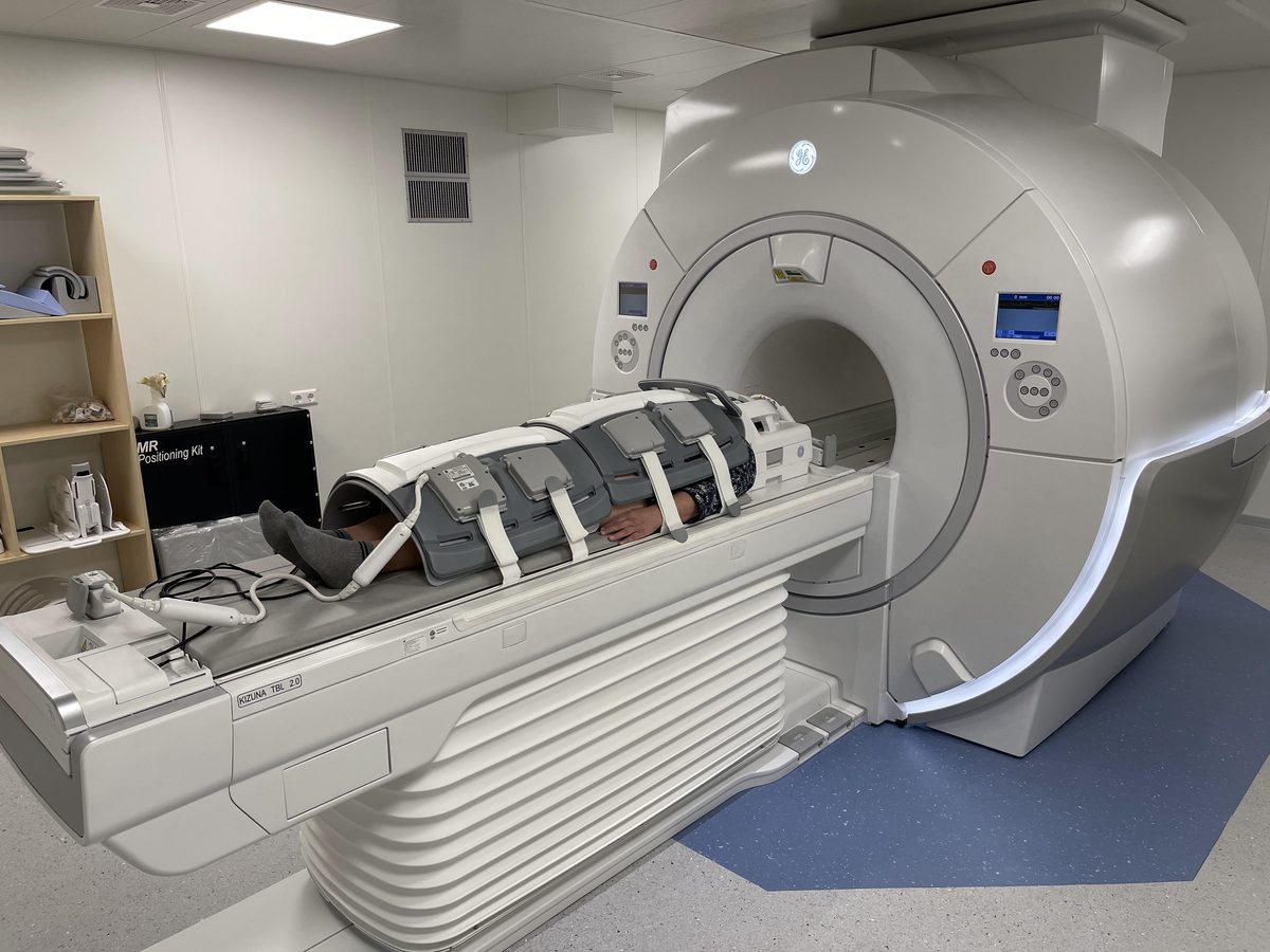Whole-body MRI patient positioning and coil setup
